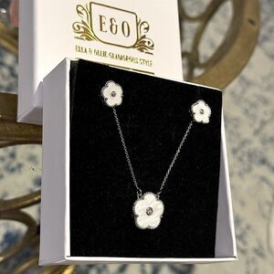 RHODIUM PLATED CLOVER EARRINGS AND NECKLACE SET IN GRAY MOTHER OF PEARL.